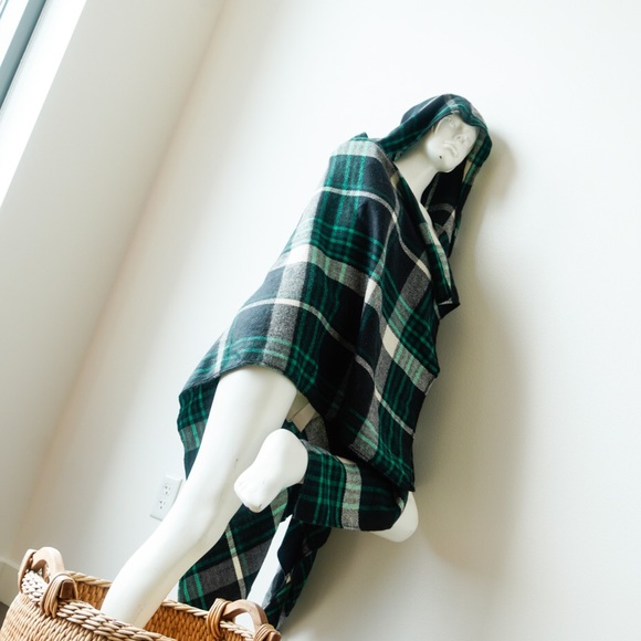 NWOT 💚💙 Urban Outfitters Plaid Hooded Poncho Wrap - O/S Navy Blue & Green - Picture 12 of 12